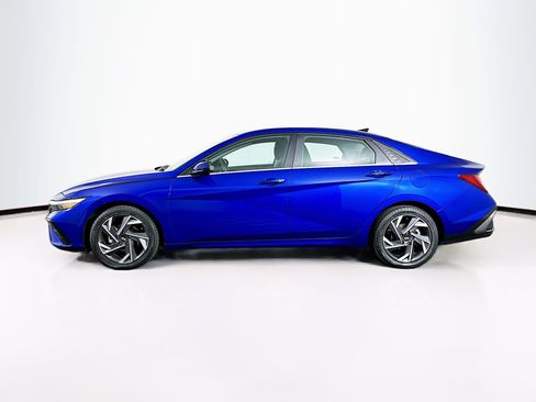 Used 2025 Hyundai Elantra SEL FWD image 4