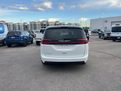 Used 2024 Chrysler Pacifica Touring-L image 9