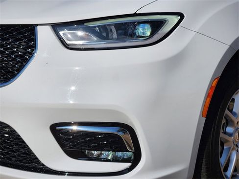 Used 2024 Chrysler Pacifica Touring-L image 8