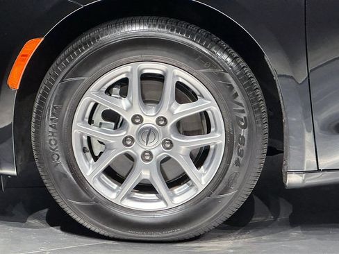 Used 2022 Chrysler Pacifica Touring-L FWD image 16