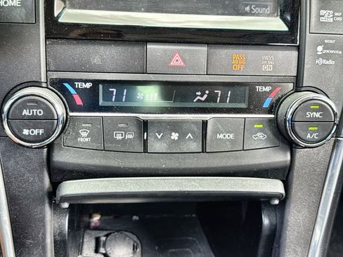 Used 2015 Toyota Camry XLE w/ Moonroof Package FWD image 18