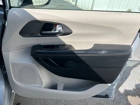Used 2023 Chrysler Pacifica Touring-L FWD image 53