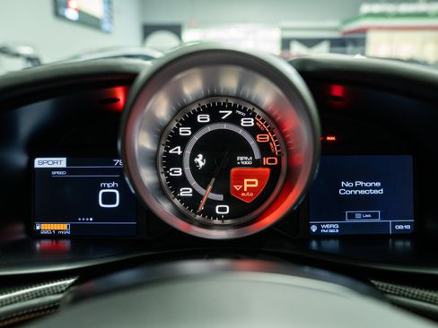 Used 2018 Ferrari GTC4Lusso AWD/4WD image 26