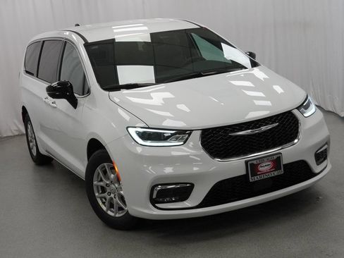 New 2026 Chrysler Pacifica Select FWD image 8