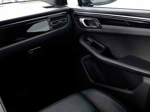 Used 2023 Porsche Macan Turbo image 31