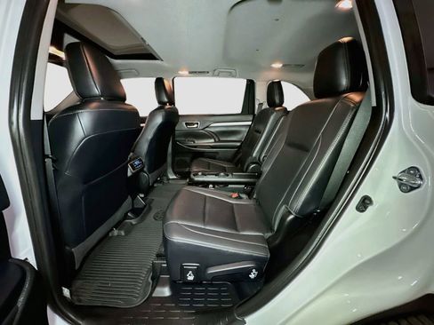 Used 2019 Toyota Highlander XLE AWD/4WD image 25