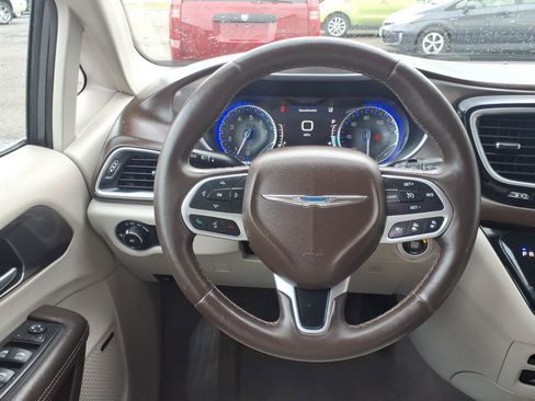 Used 2017 Chrysler Pacifica Touring-L Plus w/ Advanced Safetytec Group FWD image 5