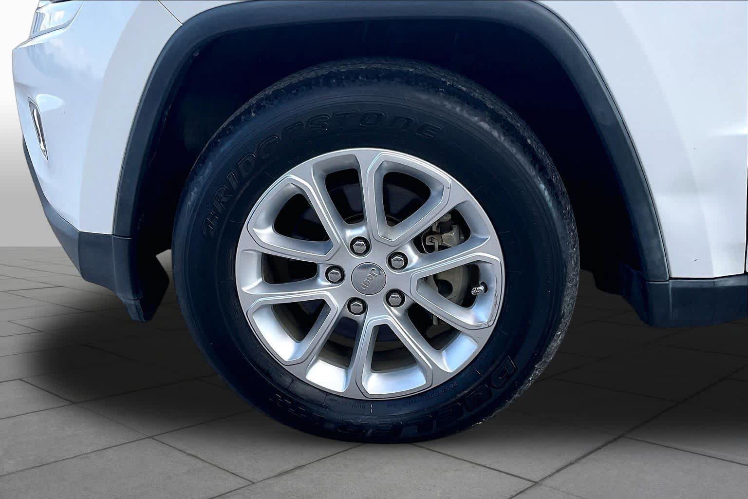 Used 2014 Jeep Grand Cherokee Laredo w/ 18" Wheel & 8.4" Radio Group RWD image 10