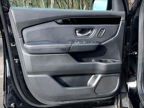 Used 2025 Honda Pilot TrailSport image 21