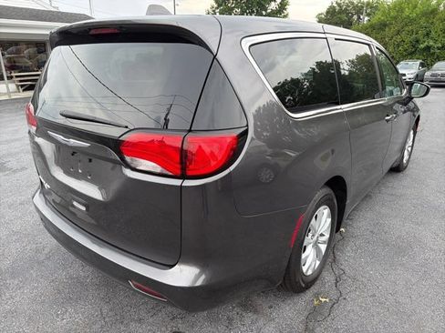 Used 2017 Chrysler Pacifica LX FWD image 12