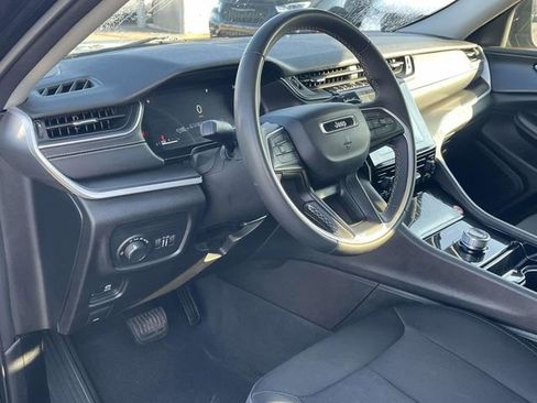 Used 2023 Jeep Grand Cherokee Laredo image 12