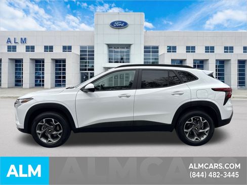 Used 2025 Chevrolet Trax LT w/ LT Convenience Package image 10