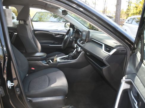 Used 2020 Toyota RAV4 XLE image 19