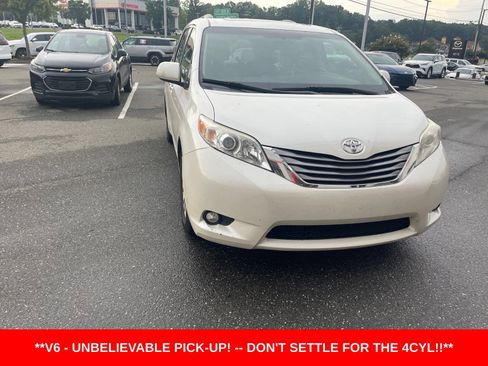 Used 2016 Toyota Sienna XLE FWD image 2
