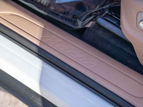 Certified 2026 Porsche Macan AWD/4WD image 12