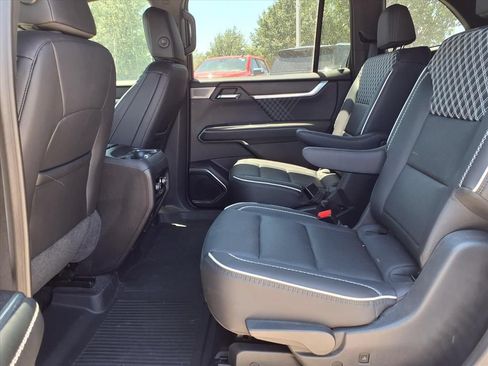Used 2025 GMC Acadia Denali w/ Super Cruise Package FWD image 11