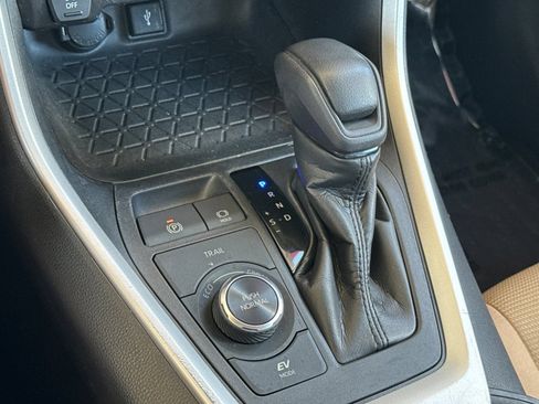 Certified 2021 Toyota RAV4 LE AWD/4WD image 26