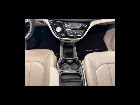 Used 2018 Chrysler Pacifica Touring-L FWD image 16