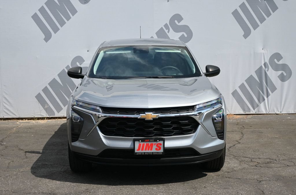 Used 2024 Chevrolet Trax LS w/ Driver Confidence Package FWD image 2