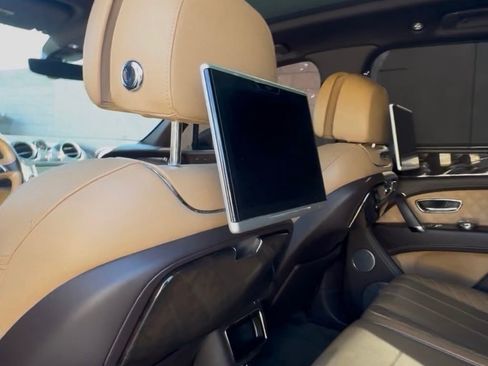 Used 2017 Bentley Bentayga image 19