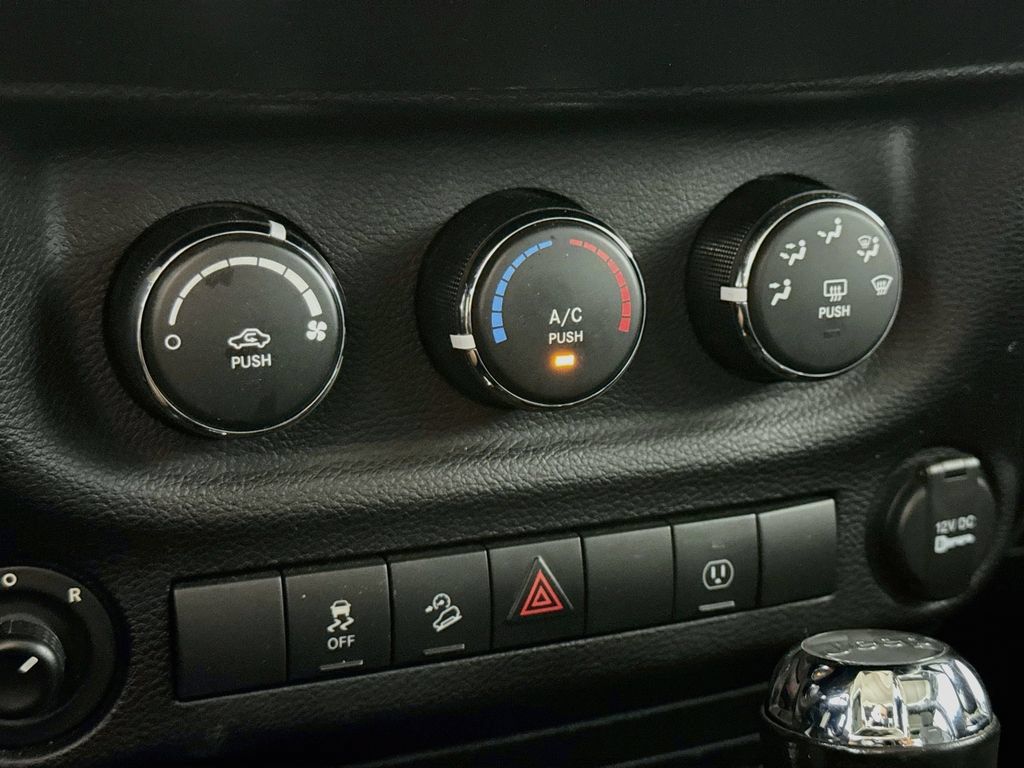 Used 2016 Jeep Wrangler Unlimited Sahara AWD/4WD image 16