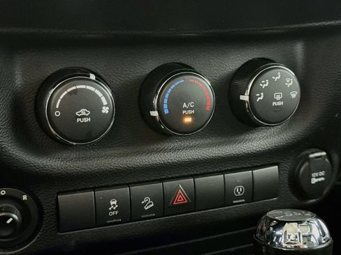 Used 2016 Jeep Wrangler Unlimited Sahara AWD/4WD image 16