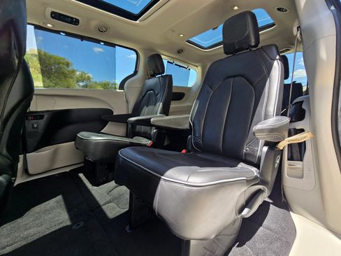 Used 2018 Chrysler Pacifica Limited FWD image 47