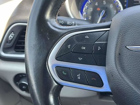 Used 2018 Chrysler Pacifica Touring-L FWD image 26