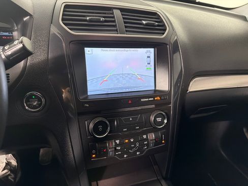 Used 2018 Ford Explorer XLT w/ XLT Appearance Package AWD/4WD image 18