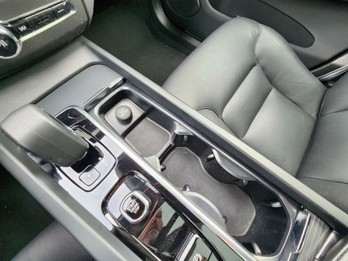 Used 2025 Volvo XC60 B5 Core image 33