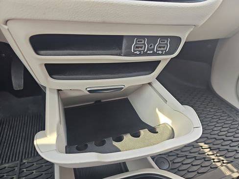 Used 2024 Chrysler Pacifica Touring-L w/ Road Tripper Package image 30