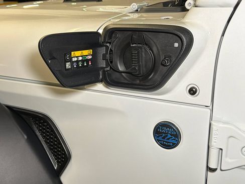 Used 2024 Jeep Wrangler Unlimited AWD/4WD image 21