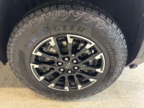 Used 2025 Chevrolet Traverse Z71 image 11