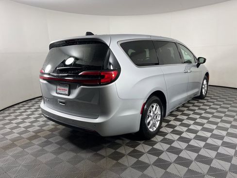 Used 2024 Chrysler Pacifica Touring-L image 15