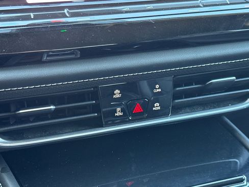 Certified 2024 Volkswagen Atlas SE image 21