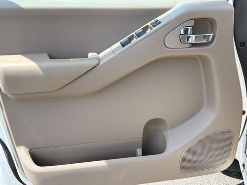 Used 2010 Nissan Frontier SE RWD image 13