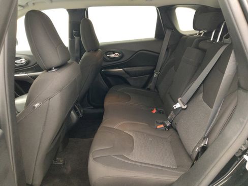 Used 2019 Jeep Cherokee Latitude w/ Popular Appearance Group image 18