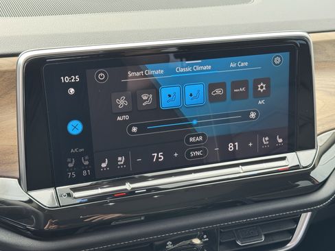 Used 2025 Volkswagen Atlas SE image 27