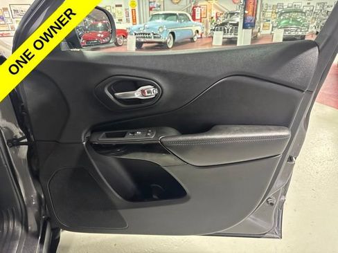Used 2019 Jeep Cherokee Latitude Plus AWD/4WD image 40