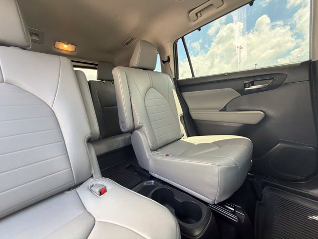 Used 2024 Toyota Highlander XLE AWD/4WD image 24
