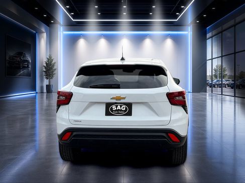 Used 2025 Chevrolet Trax LS FWD image 9