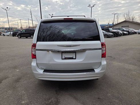 Used 2014 Chrysler Town & Country Touring w/ Driver Convenience Group FWD image 5