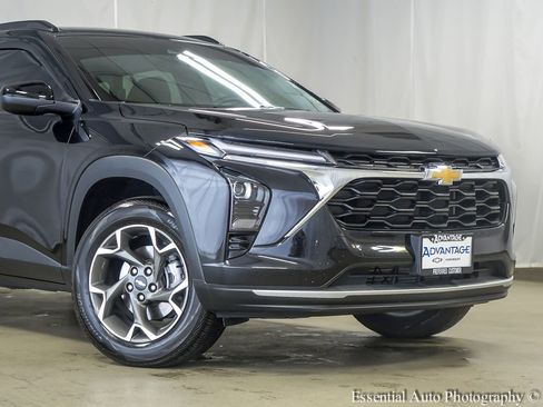 Used 2025 Chevrolet Trax LT FWD image 3