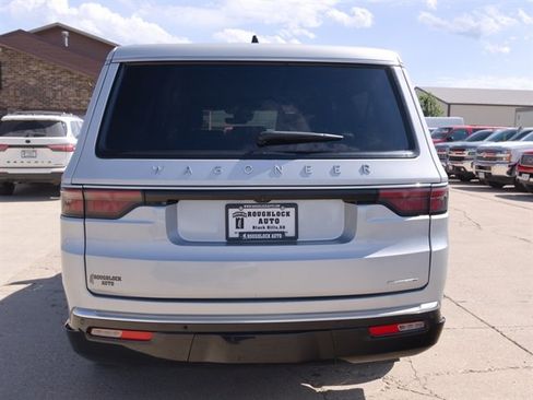 Used 2024 Jeep Wagoneer L Series II w/ Flexible Seating Group AWD/4WD image 4