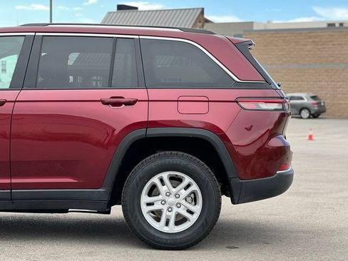 Used 2023 Jeep Grand Cherokee Laredo AWD/4WD image 5