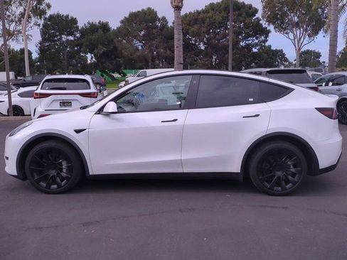 Used 2022 Tesla Model Y Long Range image 9