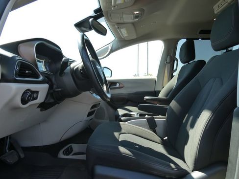 Used 2019 Chrysler Pacifica Touring Plus w/ Advanced Safetytec Group FWD image 23