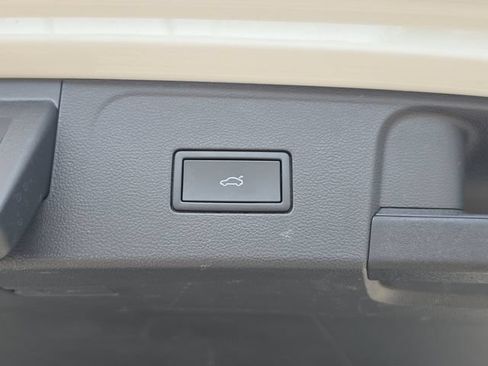 Used 2025 Volkswagen Atlas SE AWD/4WD image 8