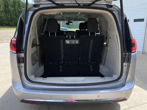 Used 2021 Chrysler Pacifica Touring image 25