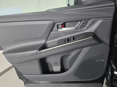 New 2026 Subaru Solterra AWD/4WD image 32